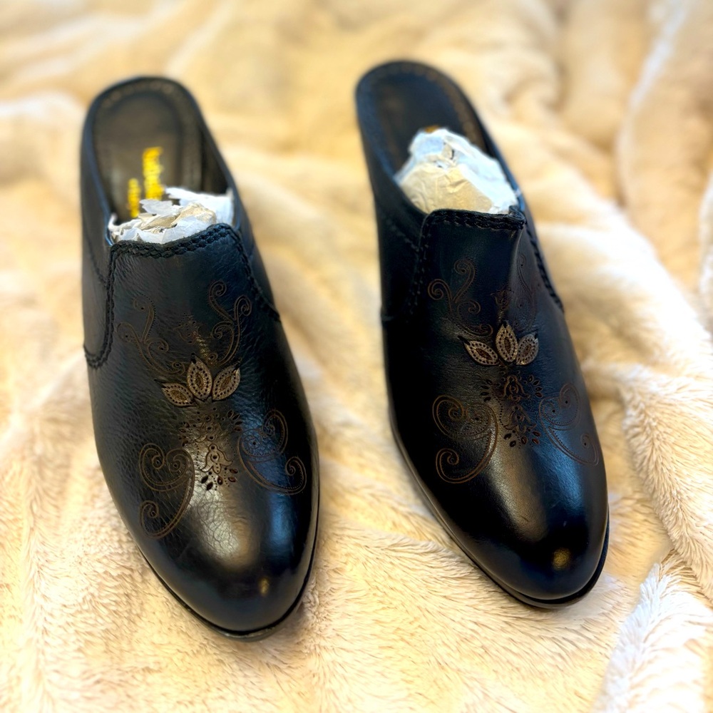 Isabella Fiore Keiko Black Heels - size 6B (runs small)